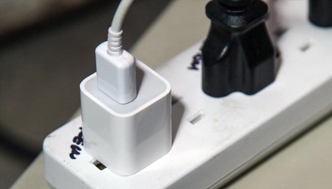 How to Fix an iPad, iPhone, or iPod Touch That Won't Charge Anymore ...