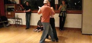 Perform enrosques in tango