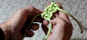 Tike a simple reef knot (a Solomon bar) using 550 paracord