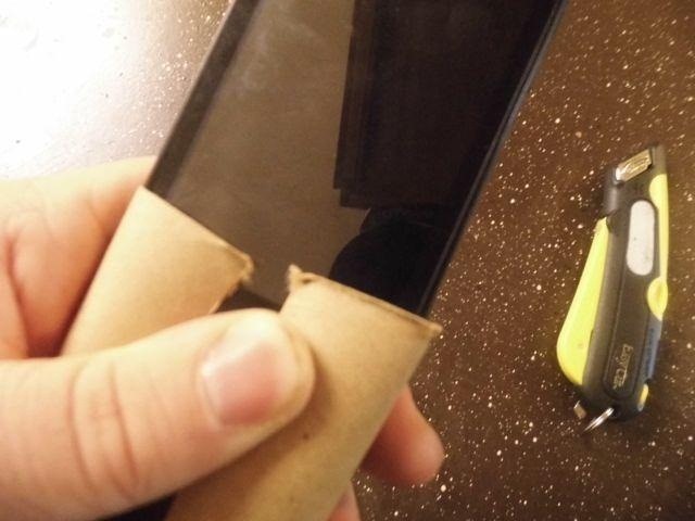 How to Turn a Toilet Paper Tube into a Car Dash Mount for Your Phone
