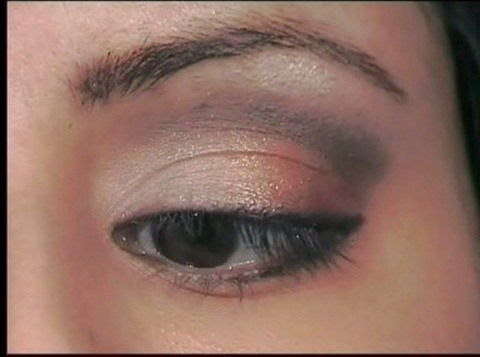 Do corrective makeup for hooded eyes