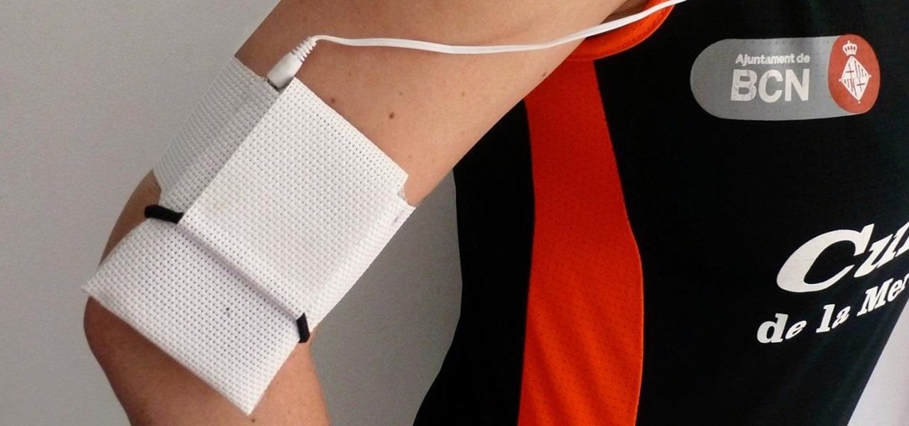 Make a Simple No-Sew Workout Armband for Your Phone or MP3 Player (No Sock Required)