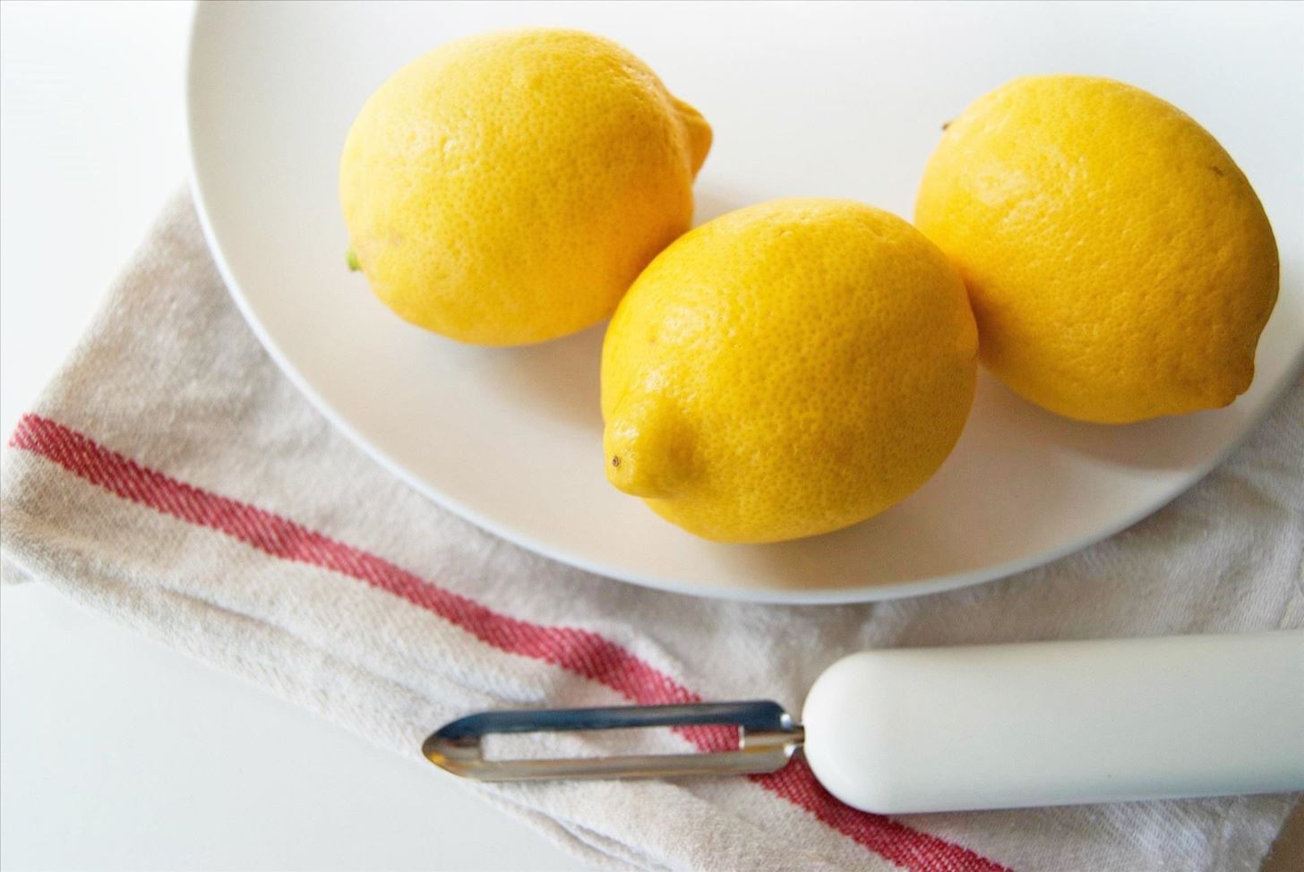 5 Fantastic Ways to Cook with Leftover Lemon Peels