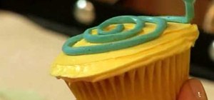 Decorate a cupcake with icing