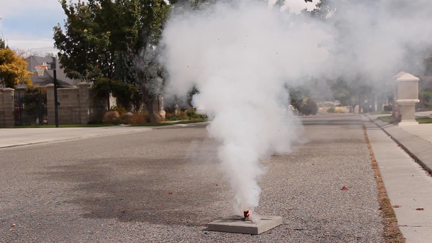 How to Make Homemade Smoke Flares with Fuses