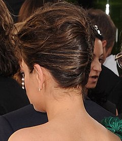 How to Get Mila Kunis' Elegant Golden Globes Hair & Makeup