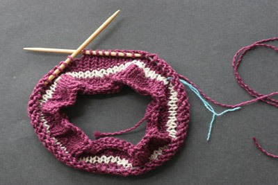 How to Knit On Circular Needles Or Knit In The Round « Knitting & Crochet  :: WonderHowTo