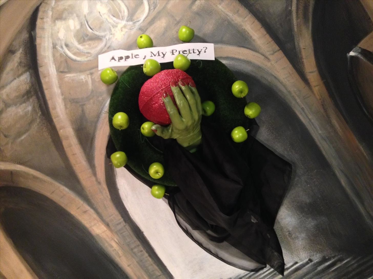 How to Make a Witch Hand with Poisoned Apple Halloween Wreath