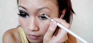 Create Kitana's seductive eye makeup from "Mortal Kombat" for Halloween