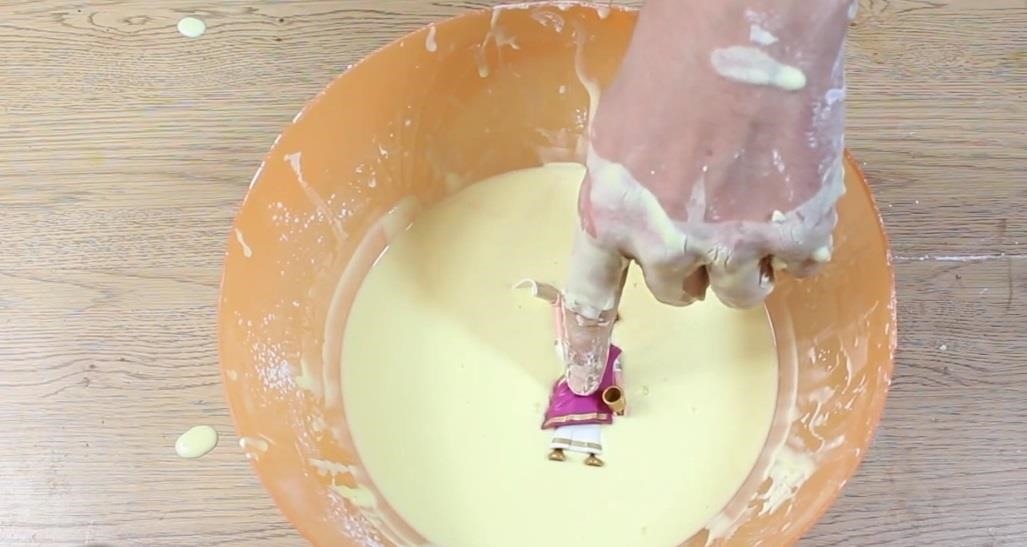 How to Make Quicksand at Home Using Cornstarch & Water