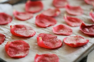 HowTo: Lovely Candied Rose Petal Cake Toppers