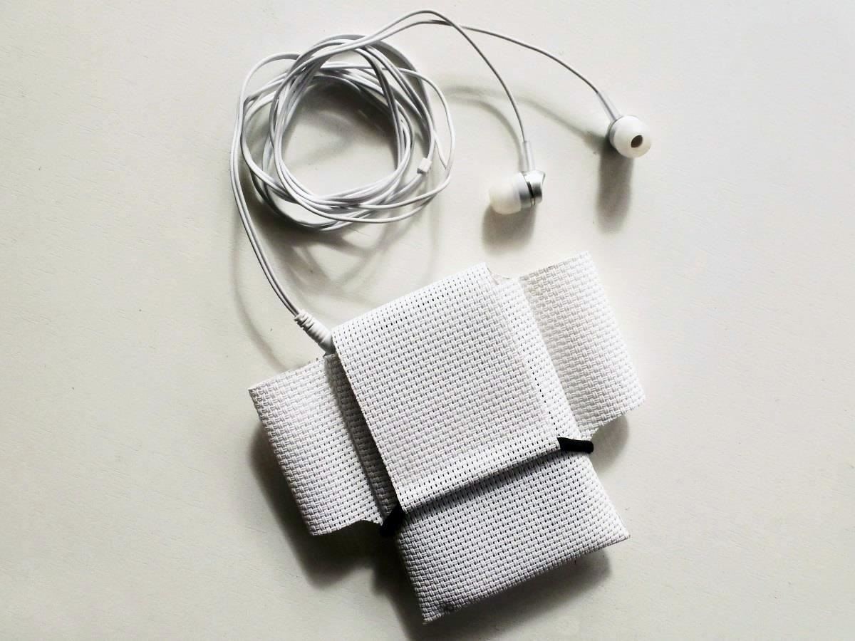How to Make a Simple No-Sew Workout Armband for Your Phone or MP3 Player (No Sock Required)
