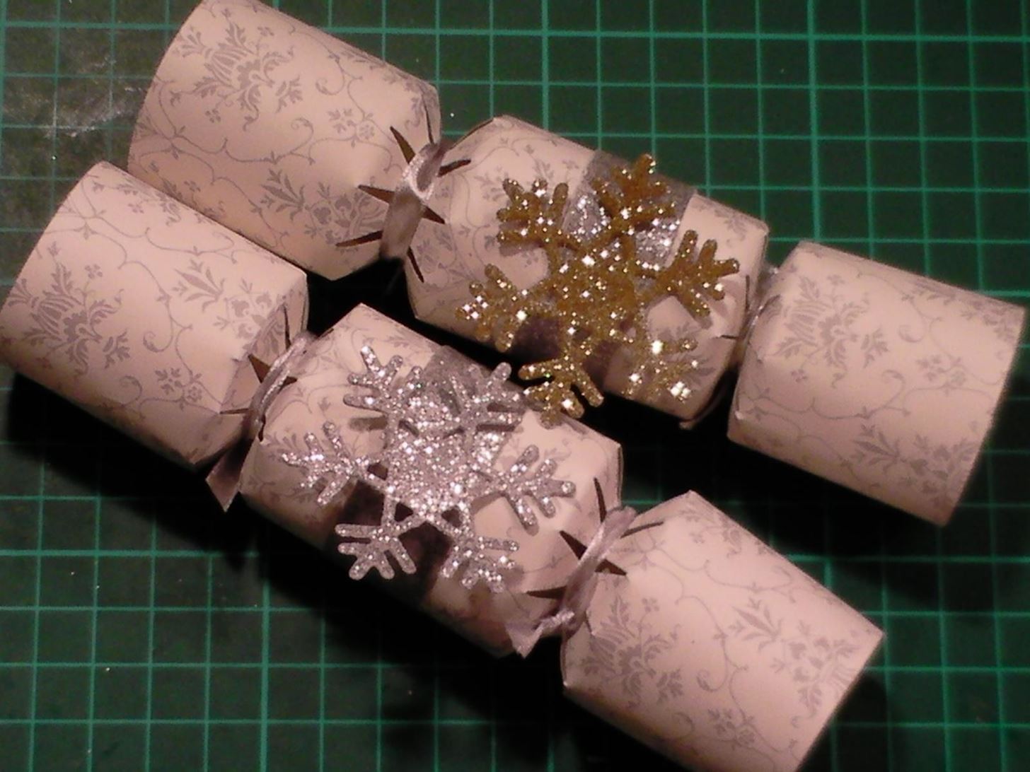 How to Make Christmas Crackers Using a Tonic Die