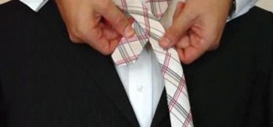Tie a necktie with the half-Windsor knot