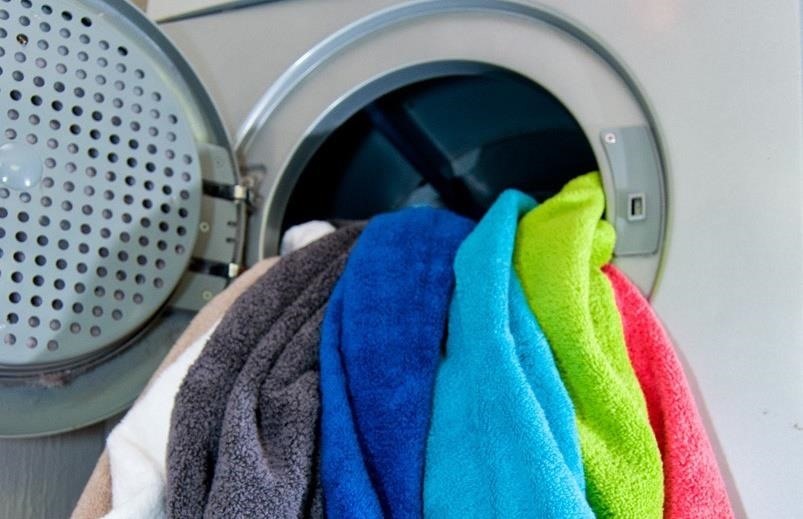 Use Vinegar & Baking Soda to Fluff Up Worn-Out Bath Towels