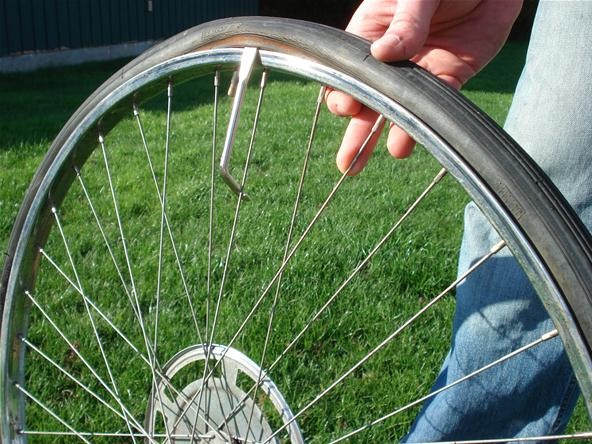 How to Change Your Bicycle's Tire, Inspect for Damage, and Detect Hidden Problems