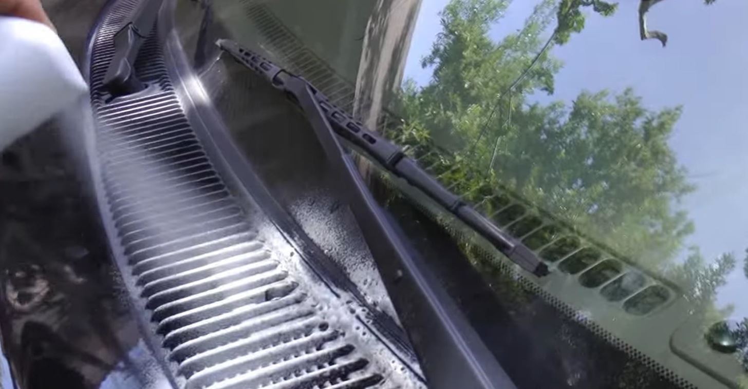 How to Use Lysol to Clean Bacteria Out of Your Car's Air Conditioning System