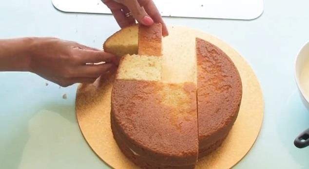 How to Make an Easy Turkey-Shaped Cake for Thanksgiving