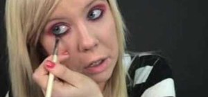 Apply eye makeup like Avril Lavigne