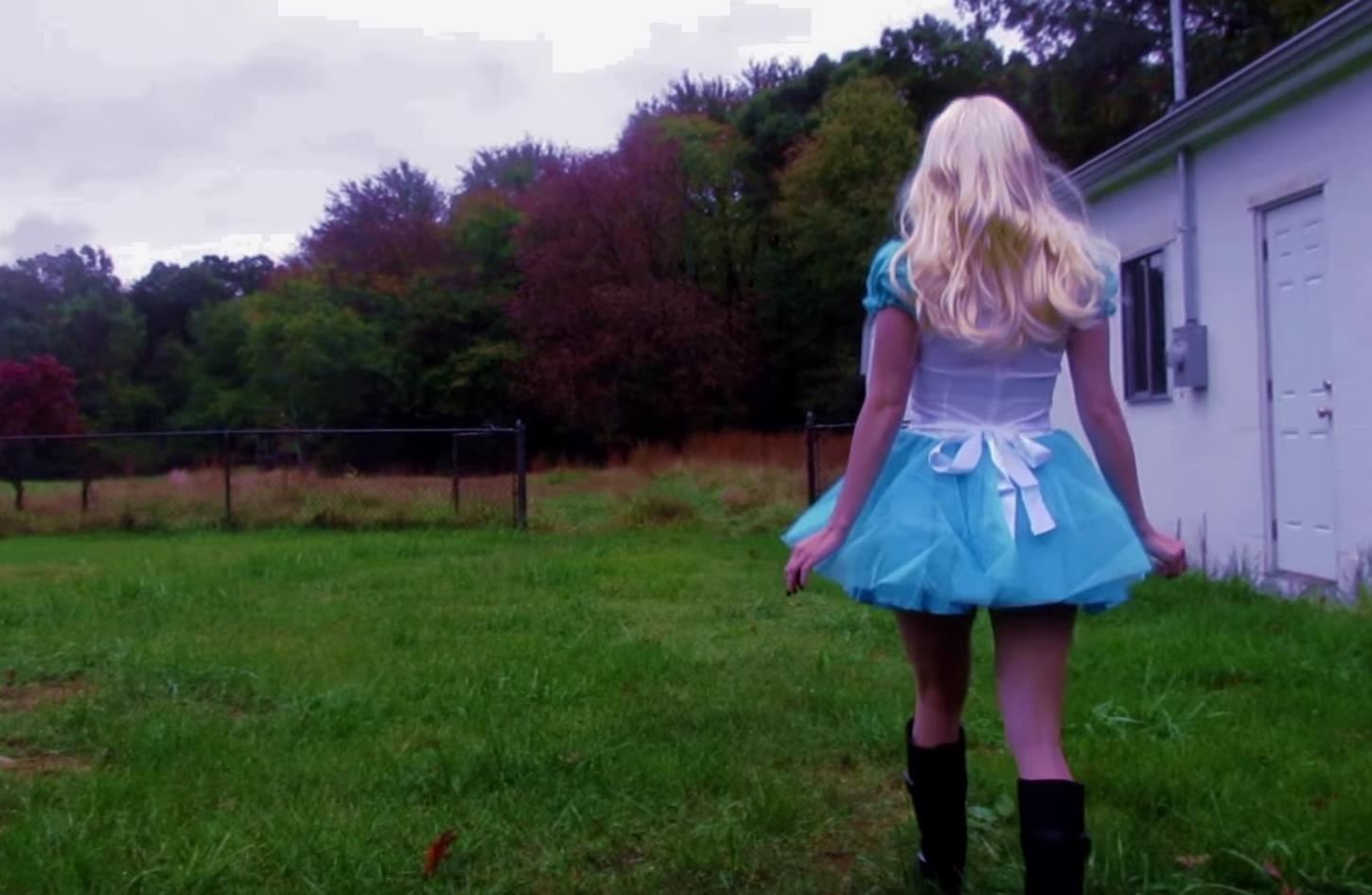 How to Become an "Alice in Wonderland" Character for Halloween