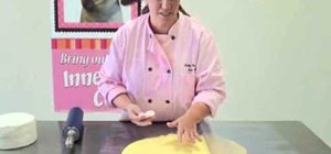 Cover a cake easily with fondant using The Mat