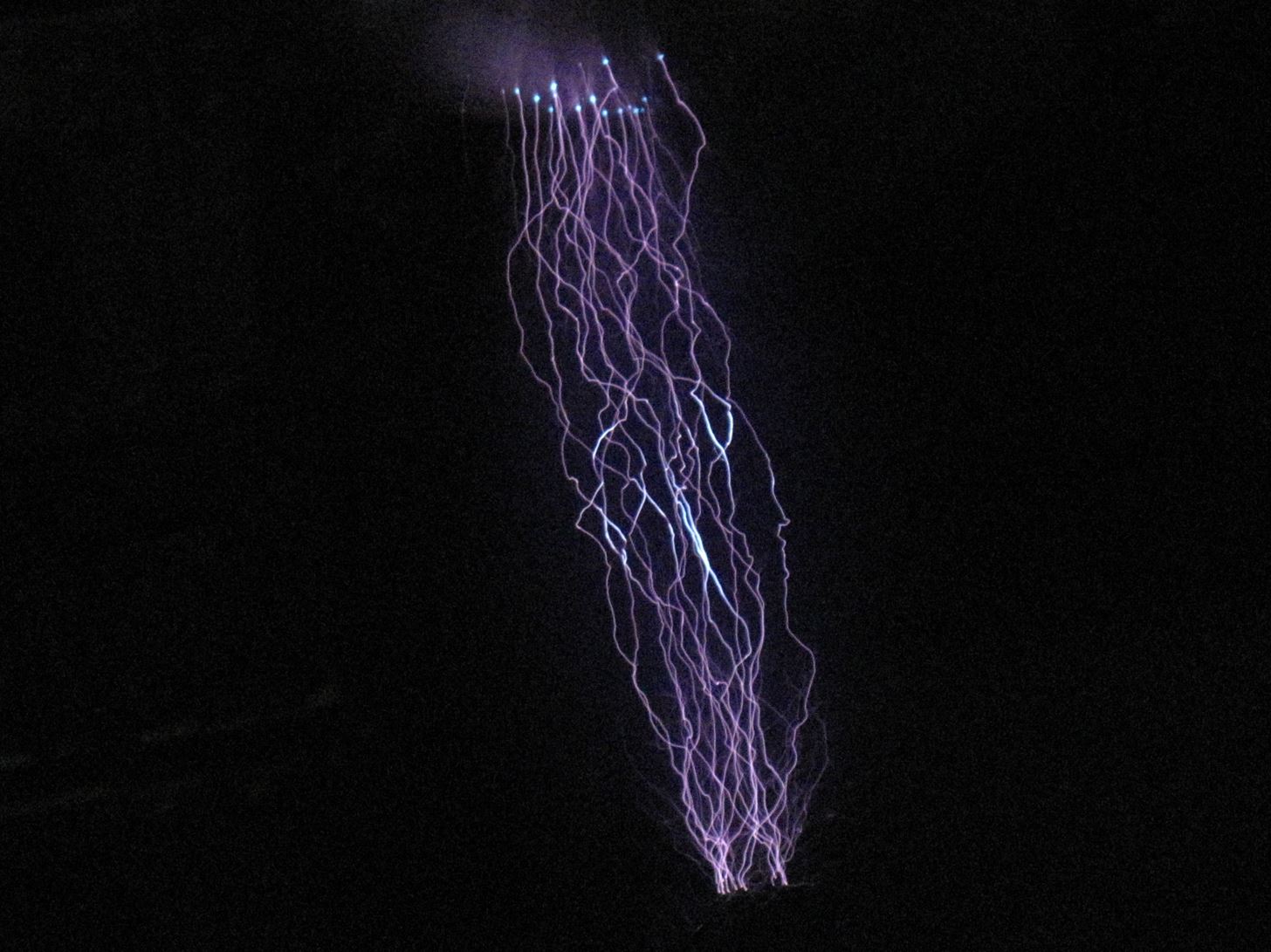 Portable DIY Tesla Coil Gun Shoots 20,000 Volts of Lightning!