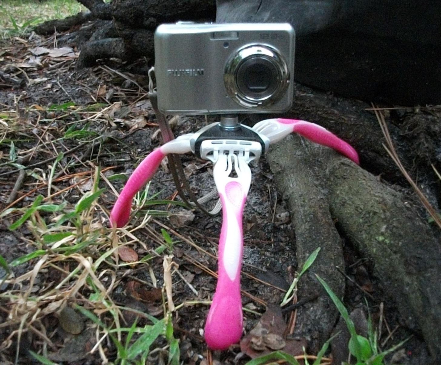 How to Make a Mini DIY Camera Tripod Using Old Disposable Razors
