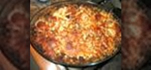 Make macaroni with beef and tomato sauce