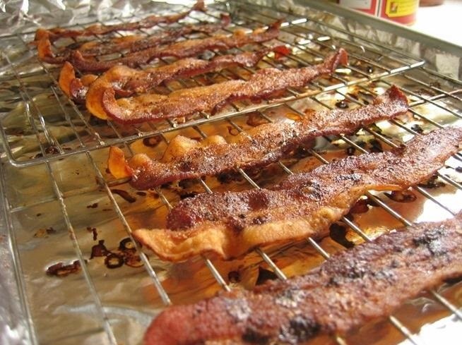 How to Form a Makeshift Roasting Rack Out of Foil for Crispier & Healthier Oven-Cooked Bacon