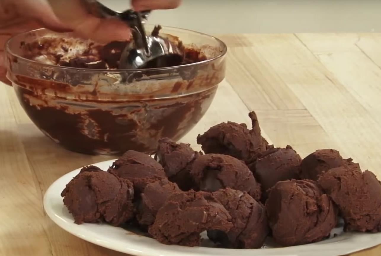 'Hot Chocolate' Balls = Next-Level Instant Cocoa