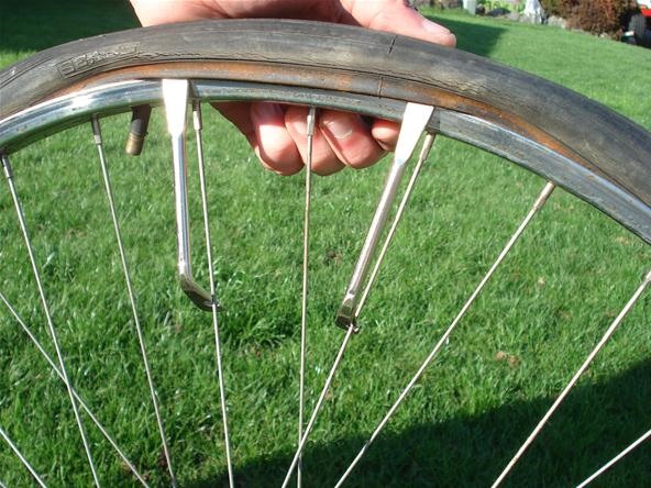 How to Change Your Bicycle's Tire, Inspect for Damage, and Detect Hidden Problems