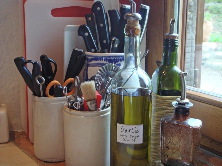 How to Make Garlic-Infused Olive Oil & Vinegar at Home
