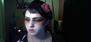 Apply geisha style makeup