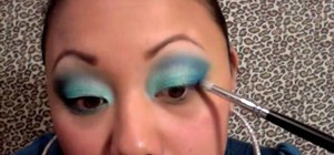 Create a blue smokey eye makeup look