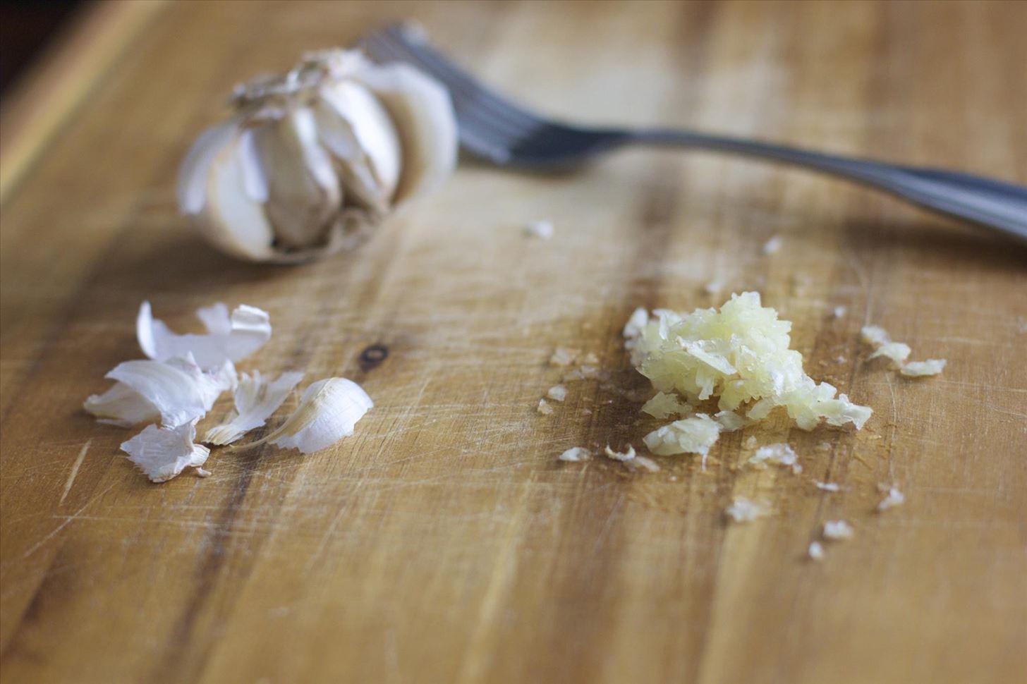 This Quick & Easy Shortcut Minces Garlic in Seconds