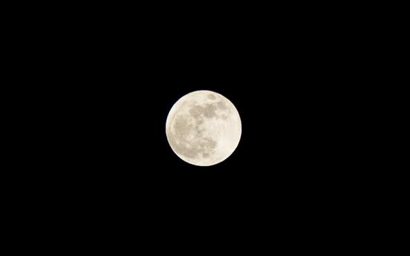 Supermoon Pics from Last Night with a Standard Zoom Lens