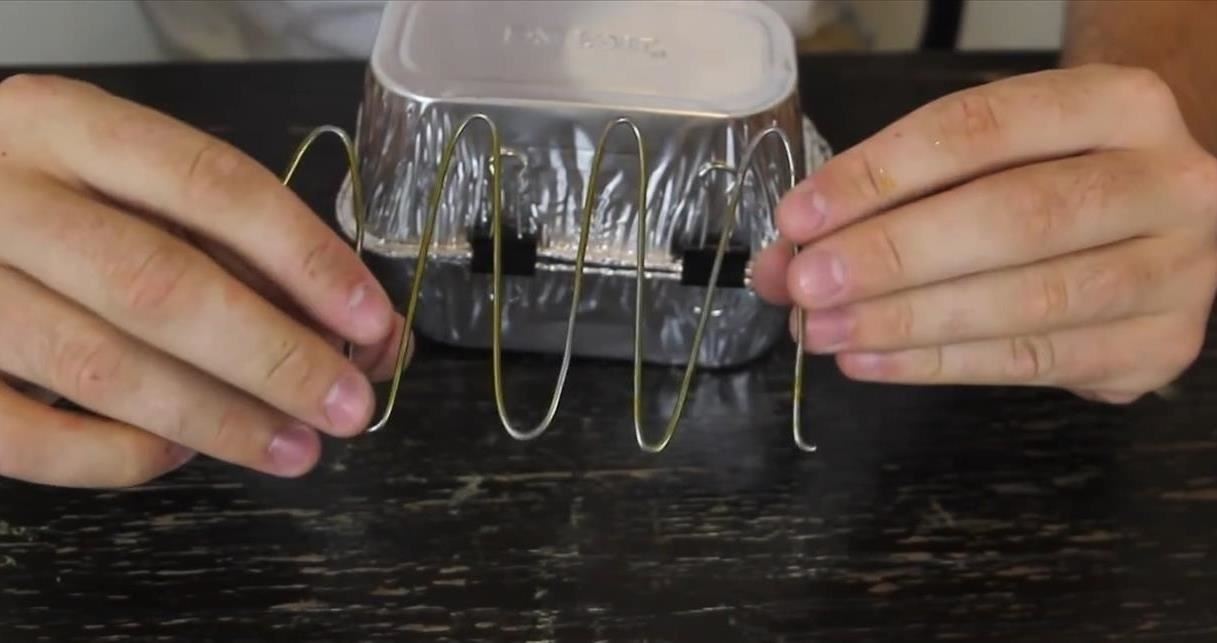 Как сделать мини-гриль из проволочной вешалки и фольги