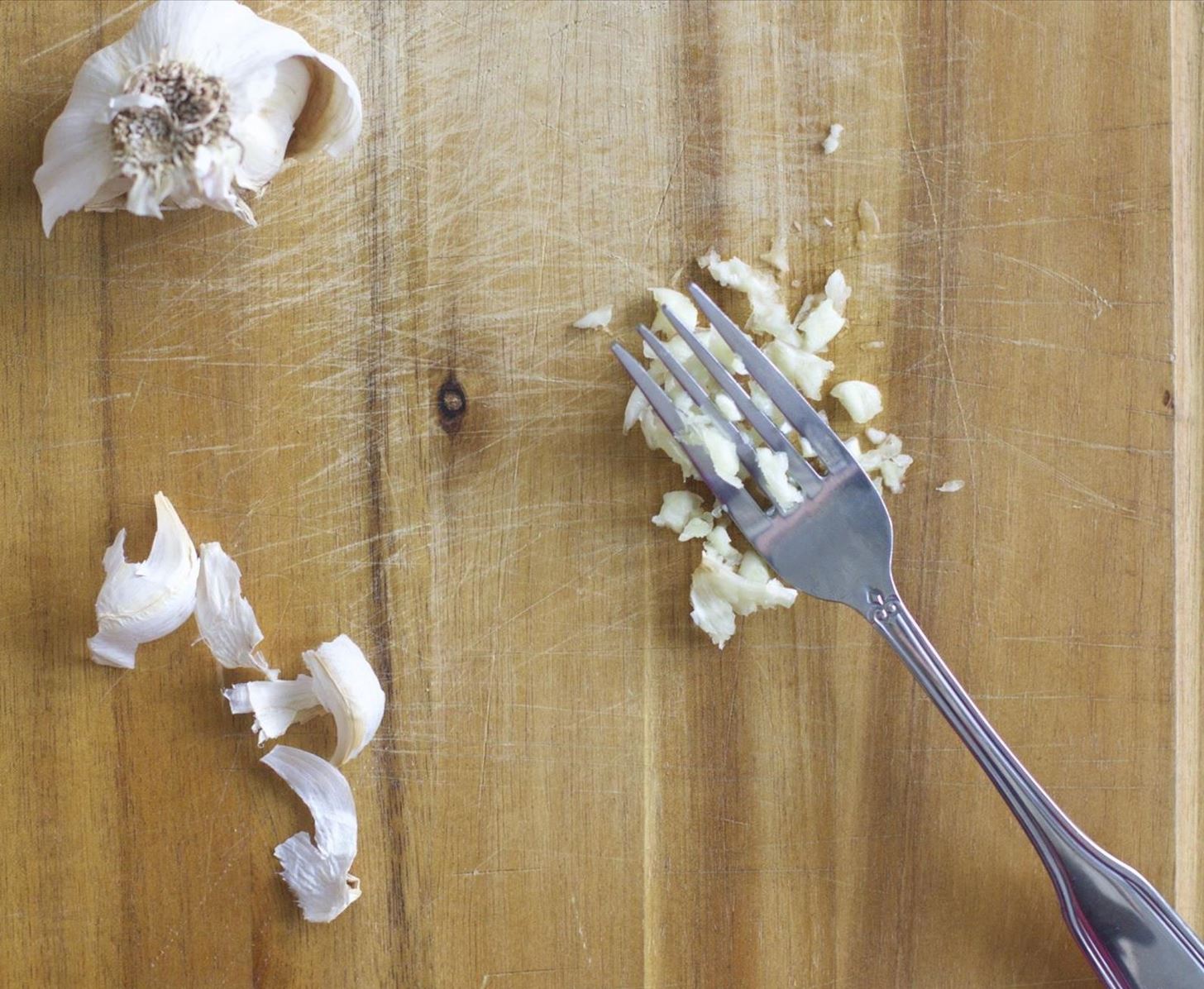This Quick & Easy Shortcut Minces Garlic in Seconds