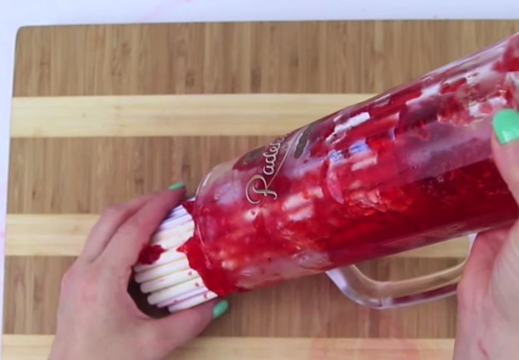 Halloween Food Hacks: How to Make Bloody Jello Worms the Right Way