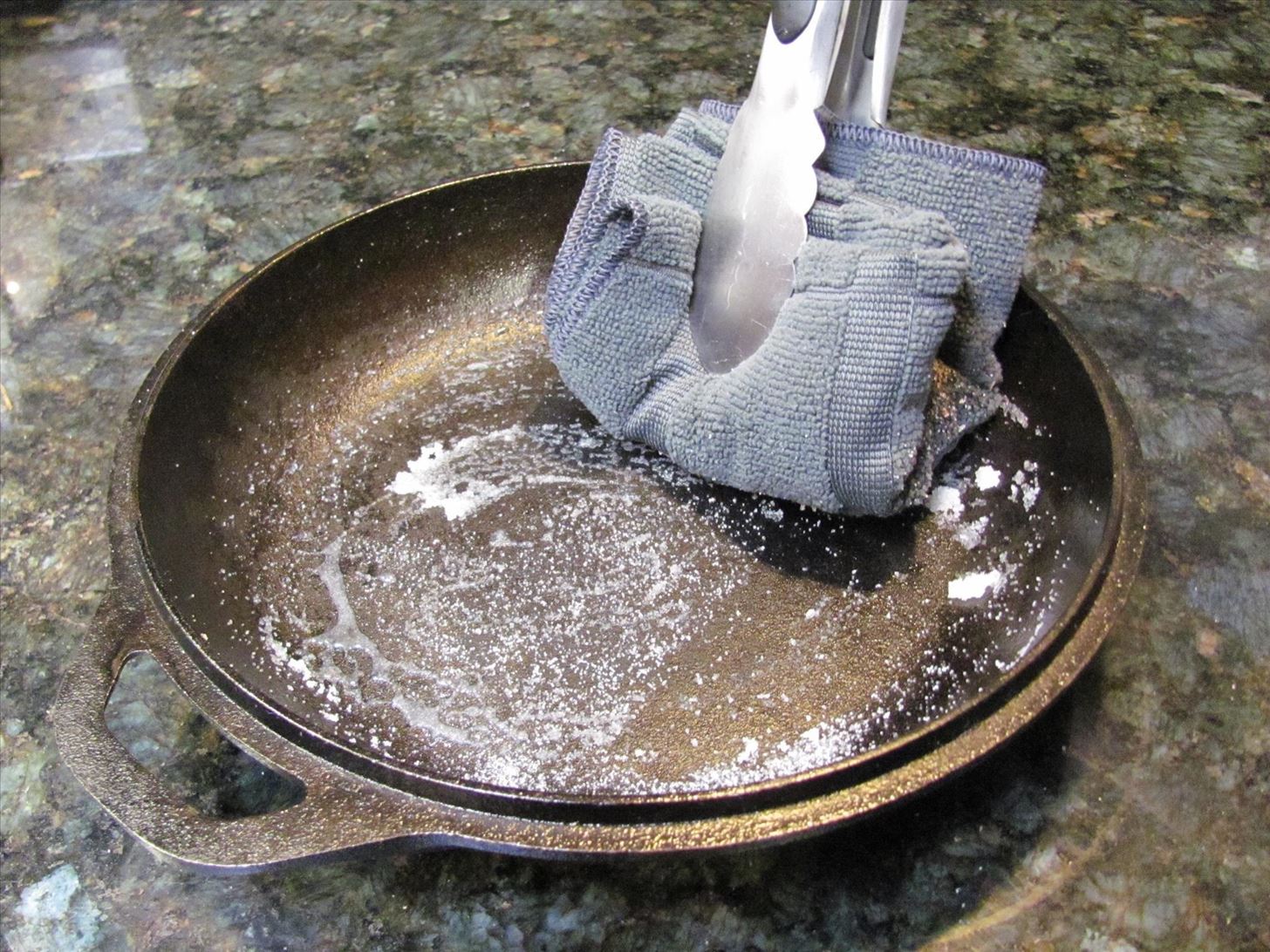 https://img.wonderhowto.com/img/92/88/63527388551256/0/10-key-things-everyone-should-know-about-seasoning-cleaning-maintaining-cast-iron-pans.w1456.jpg