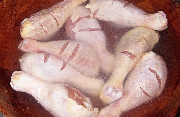 Water, Lemon Juice, Vinegar, or Nothing: Should You Even Bother Rinsing Chicken?