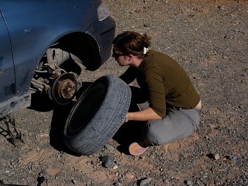 How to Change a Roadside Flat Tire: The Definitive Guide