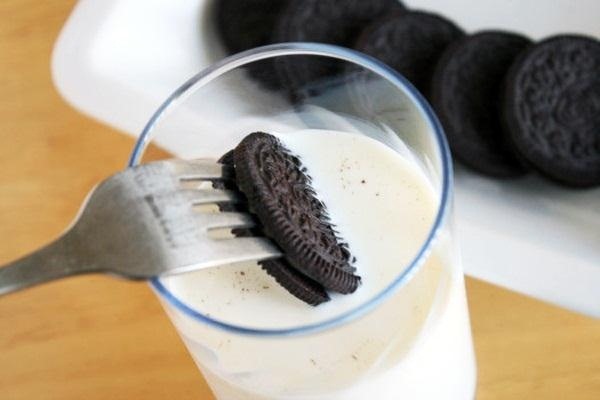 How to Dunk an Oreo Cookie in Milk Without Getting Your Fingers Messy