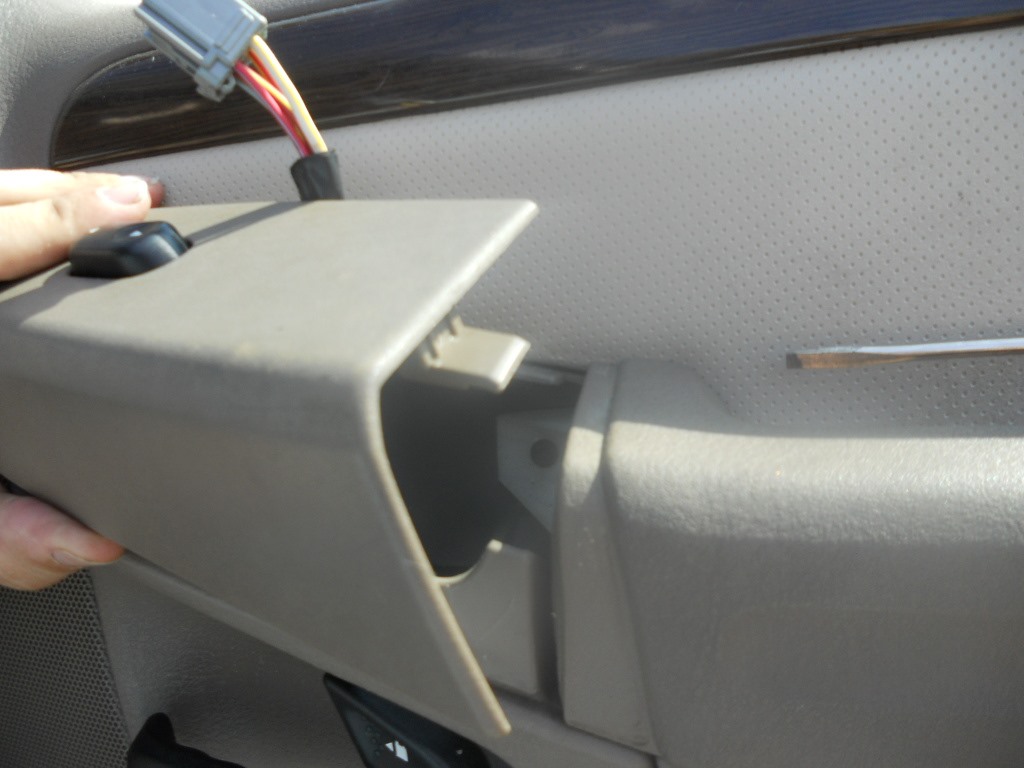 How to Remove the Door Panel from a 2002 Ford Explorer