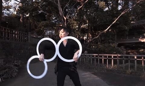 Ouka's Hypnotic Performance with Optical Illusion Rings Is Mesmerizing