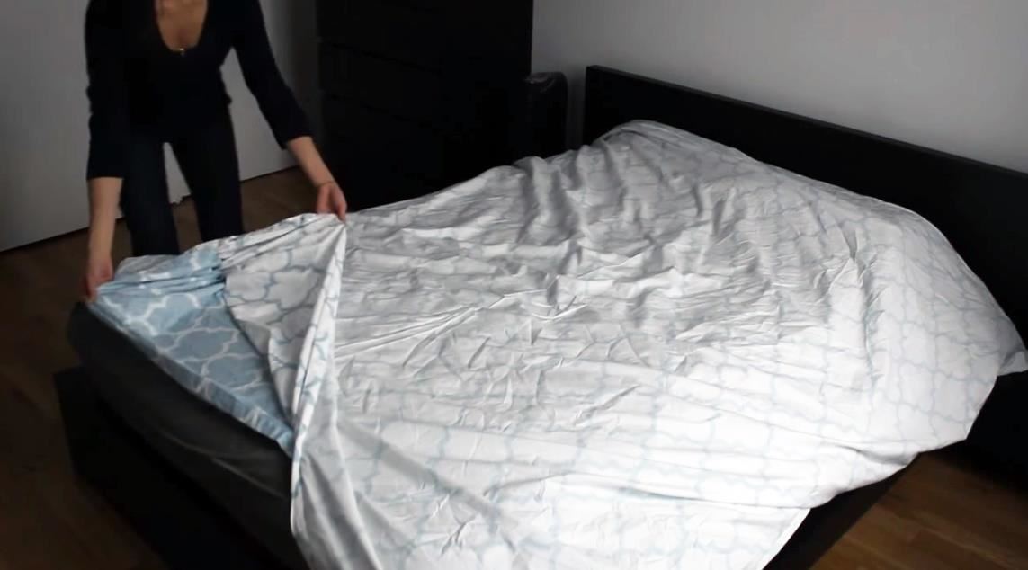 Duvet Burrito How To Put A Cover, How To Put A Duvet Cover On Inside Out